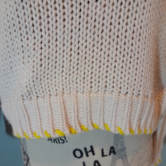 Cable knit cropped sweater. - Picture 2 of 4